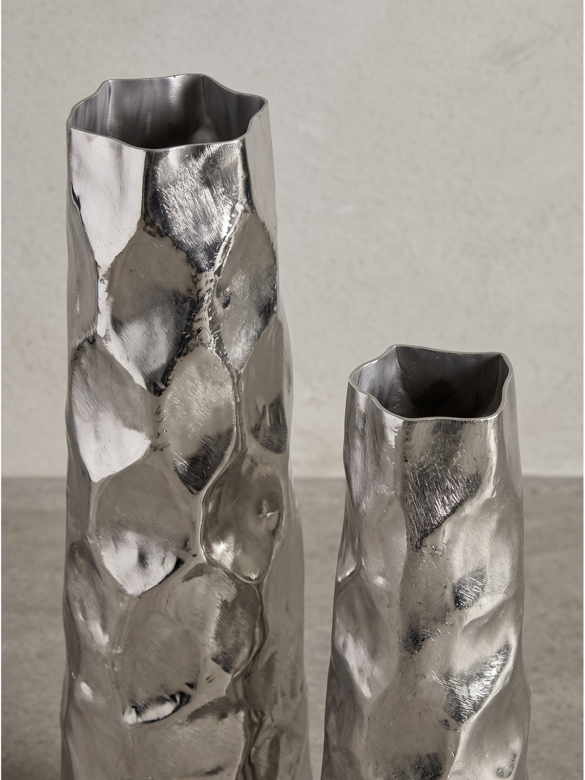 Überblick über das Deko Vase Set aus massivem Aluminium als zeitloses Highlight für klassische Einrichtungen_