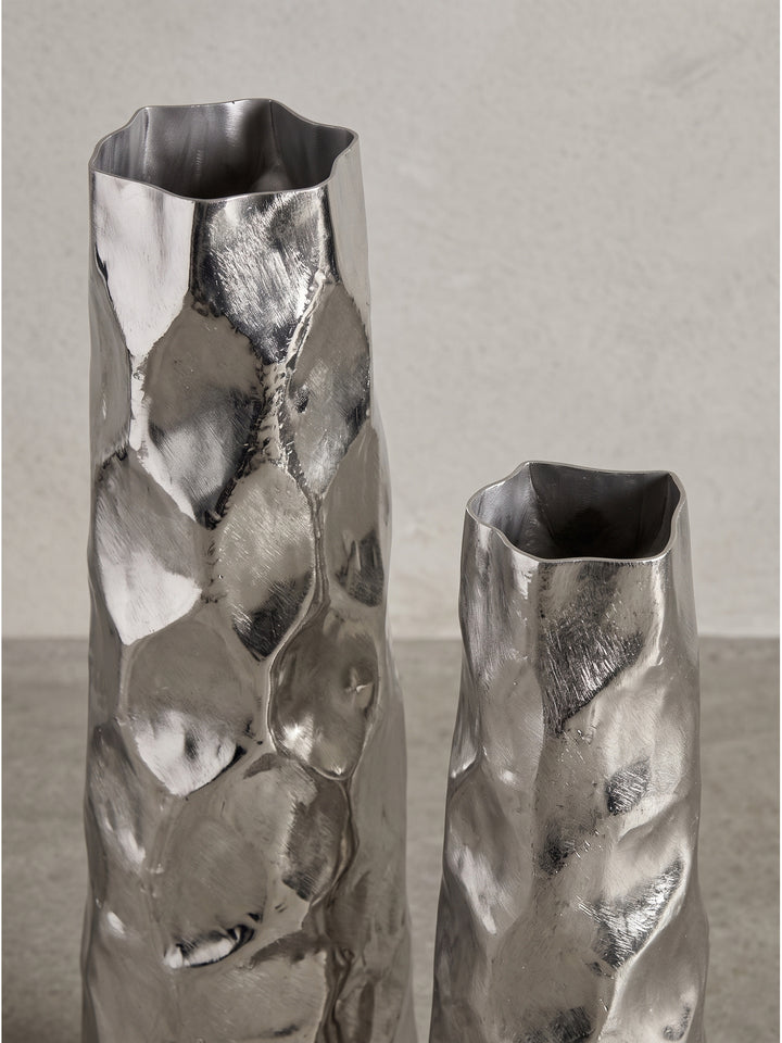Überblick über das Deko Vase Set aus massivem Aluminium als zeitloses Highlight für klassische Einrichtungen_