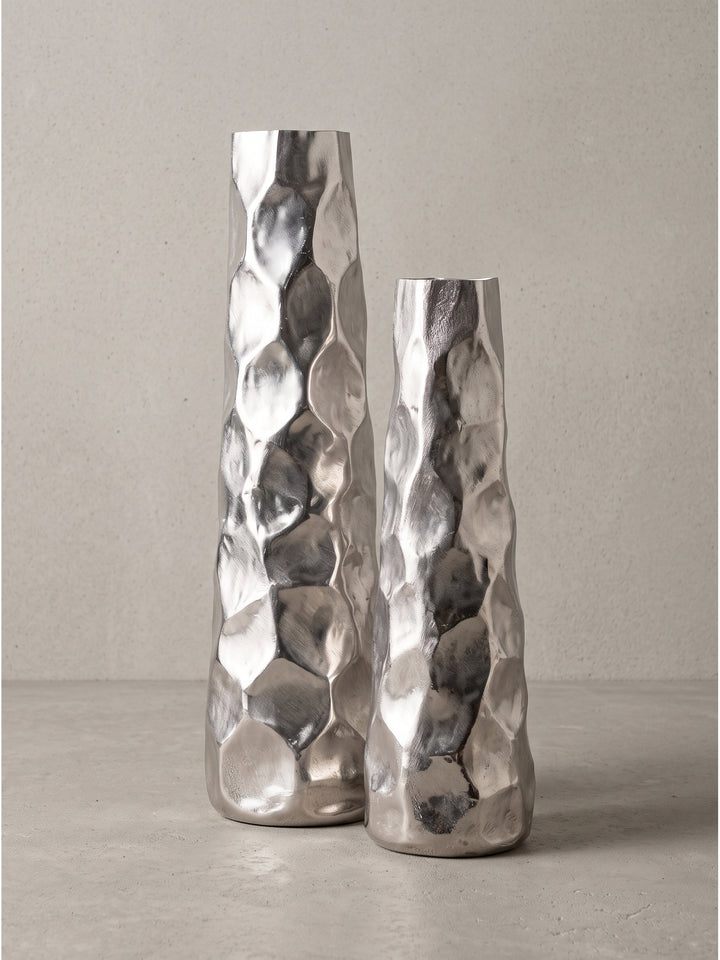 Schlanke Blumenvase aus gebürstetem Aluminium in Seitenansicht mit unregelmäßiger facettenreicher Silhouette_