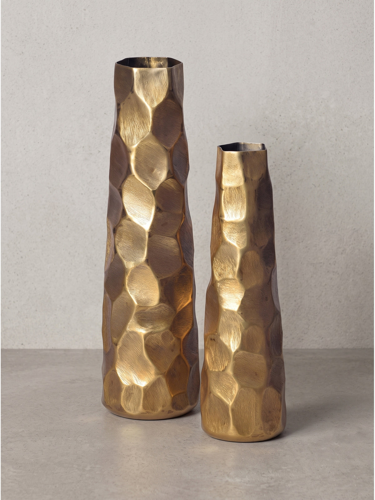 Handgefertigtes Vasen-Set Gold aus massivem Aluminium im Profil verdeutlicht die sich nach oben verjüngende Silhouette_