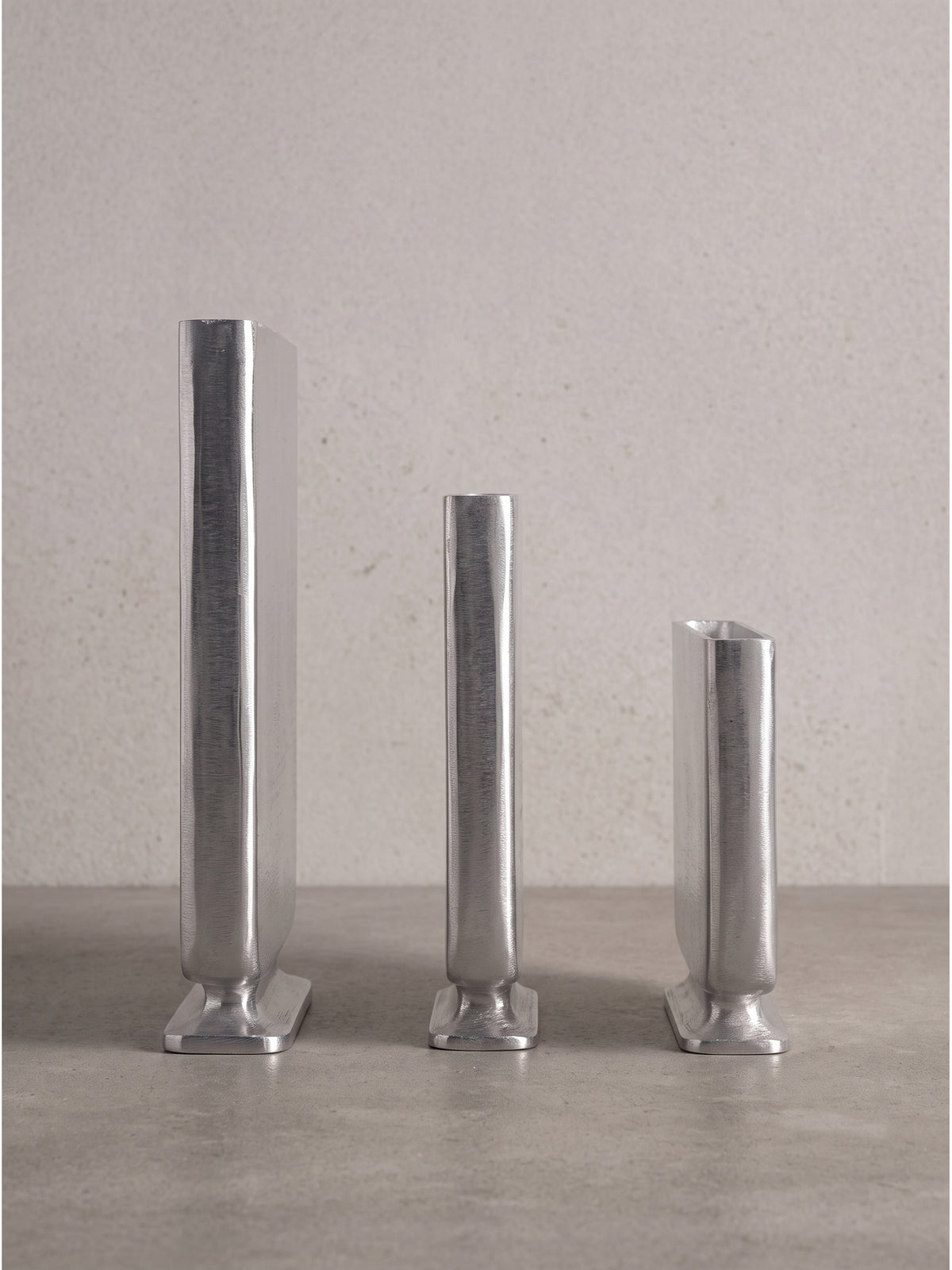 Schmale Silhouette der Aluminium Tischvase silber Wohndeko Metall in Seitenansicht