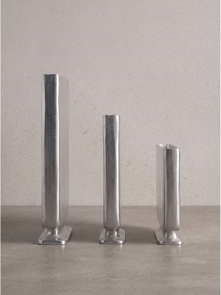 Schmale Silhouette der Aluminium Tischvase silber Wohndeko Metall in Seitenansicht_