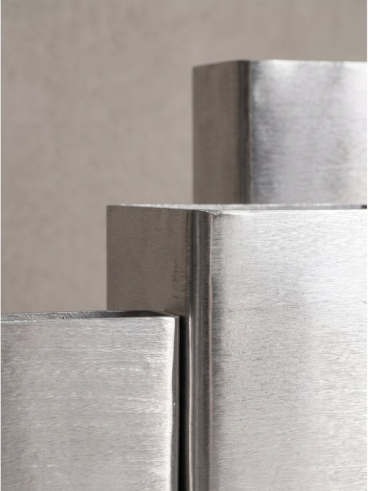 Silber lackierte Blumenvase Aluminium eckig 3-teilig leicht erhöhte Ansicht_