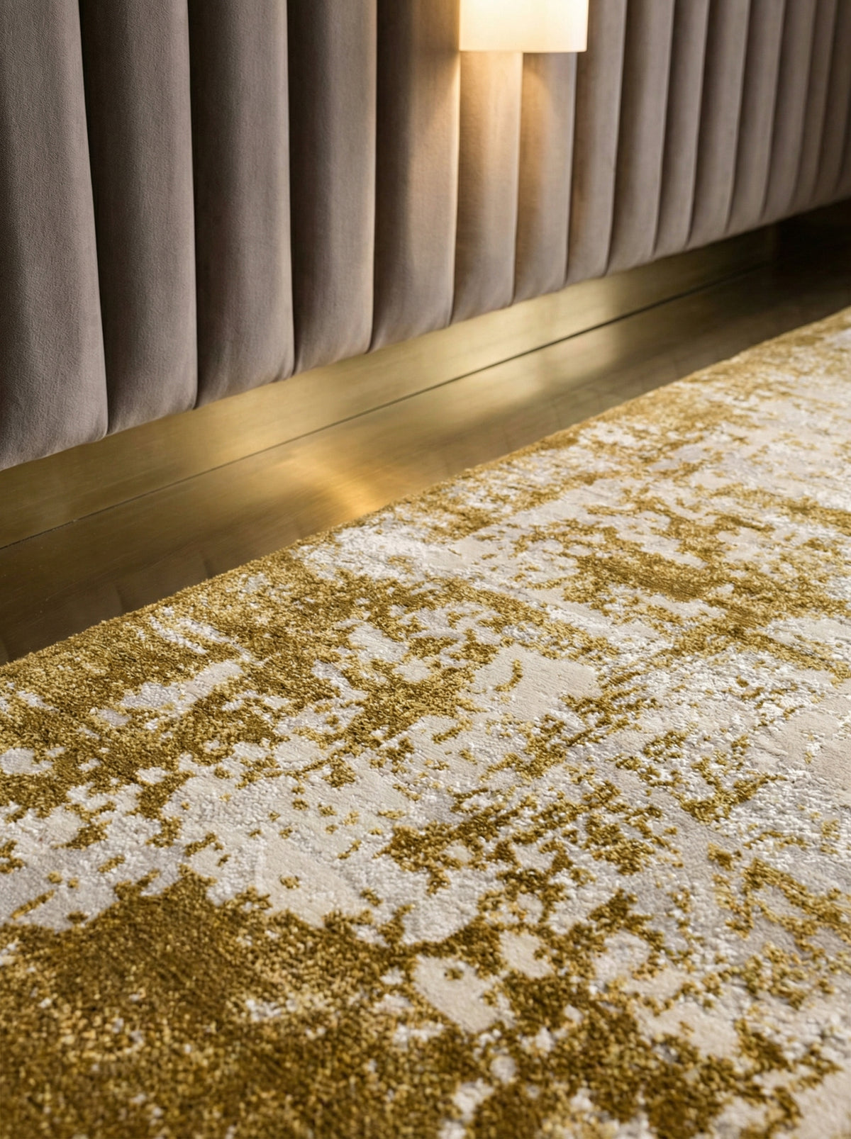 Velours-Teppich mit Abstrakt-Bordüren-Design Senfgelb Kunstfasermischung Pflegeleicht Strapazierfähig - TIBER-Rieti - Kadima Design