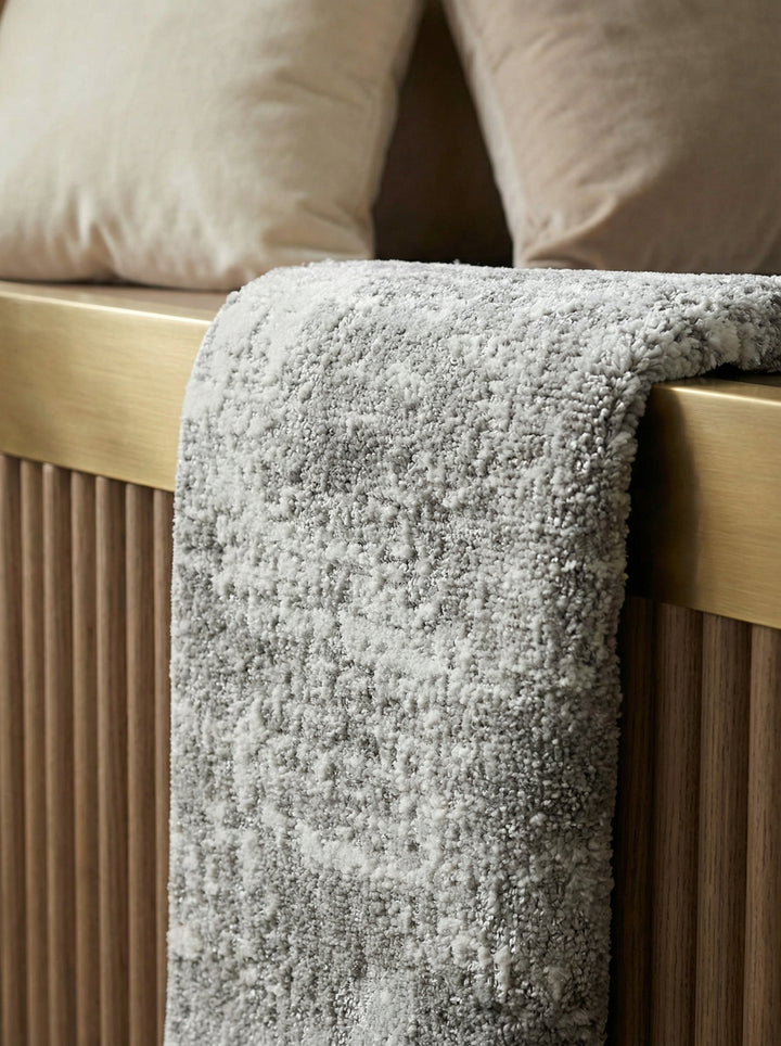 Silbergrauer Veloursteppich - abstraktes Metallicmuster - pflegeleichter Kurzflor_Kadima Design_