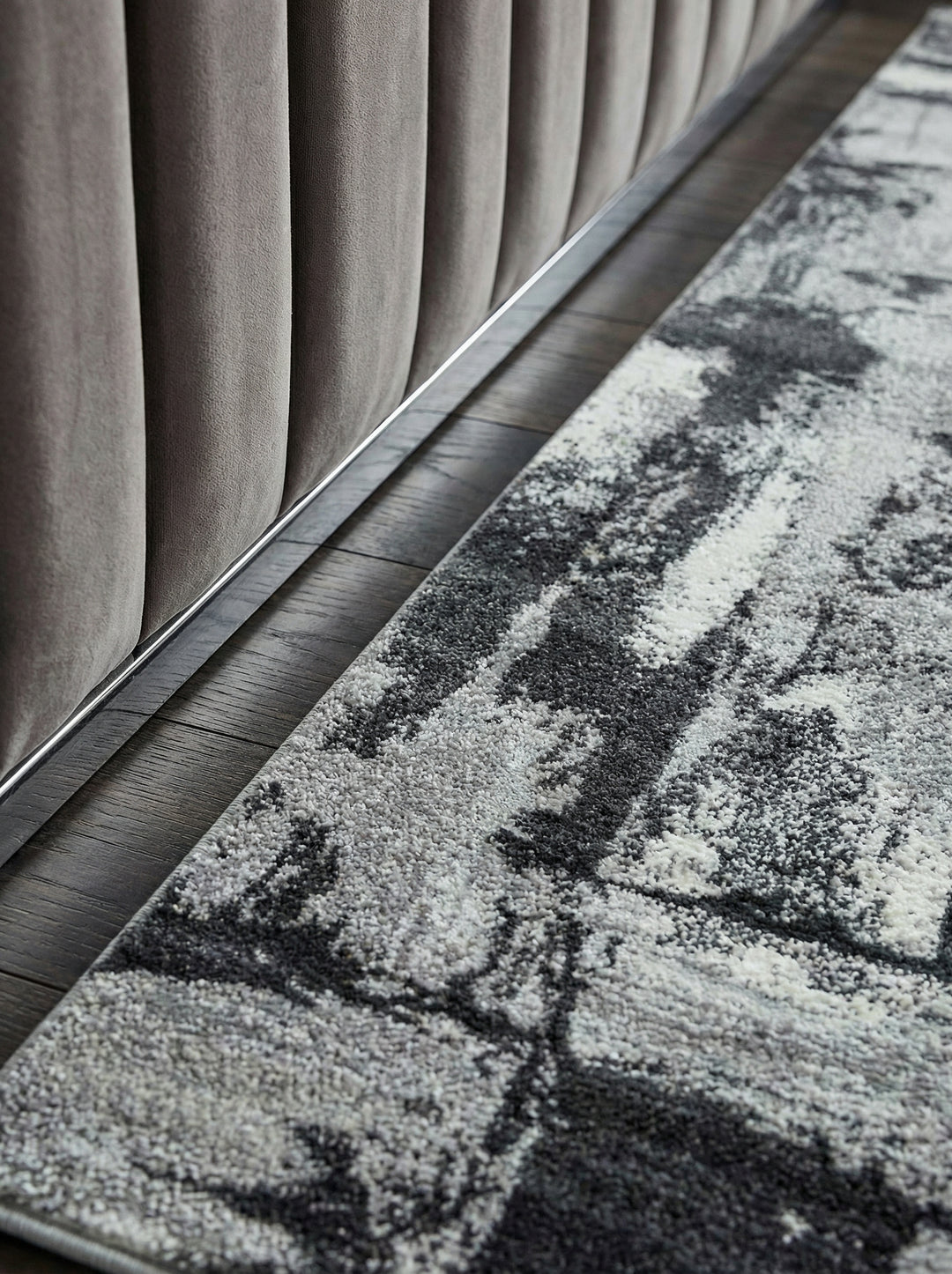 Velours-Teppich mit Metallic-Akzenten_Abstraktes Stadtmuster in Grautönen_Pflegeleicht &amp; Wohnkomfort-Erhöhend - PARMA-Felino_