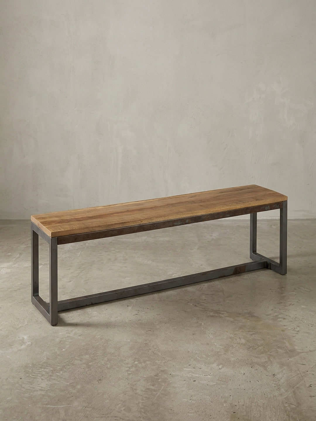 Seitenansicht der Küchenbank, die das minimalistische, rechteckige Design des Metallgestells und die Stärke der 3 cm dicken Massivholzplatte zeigt._