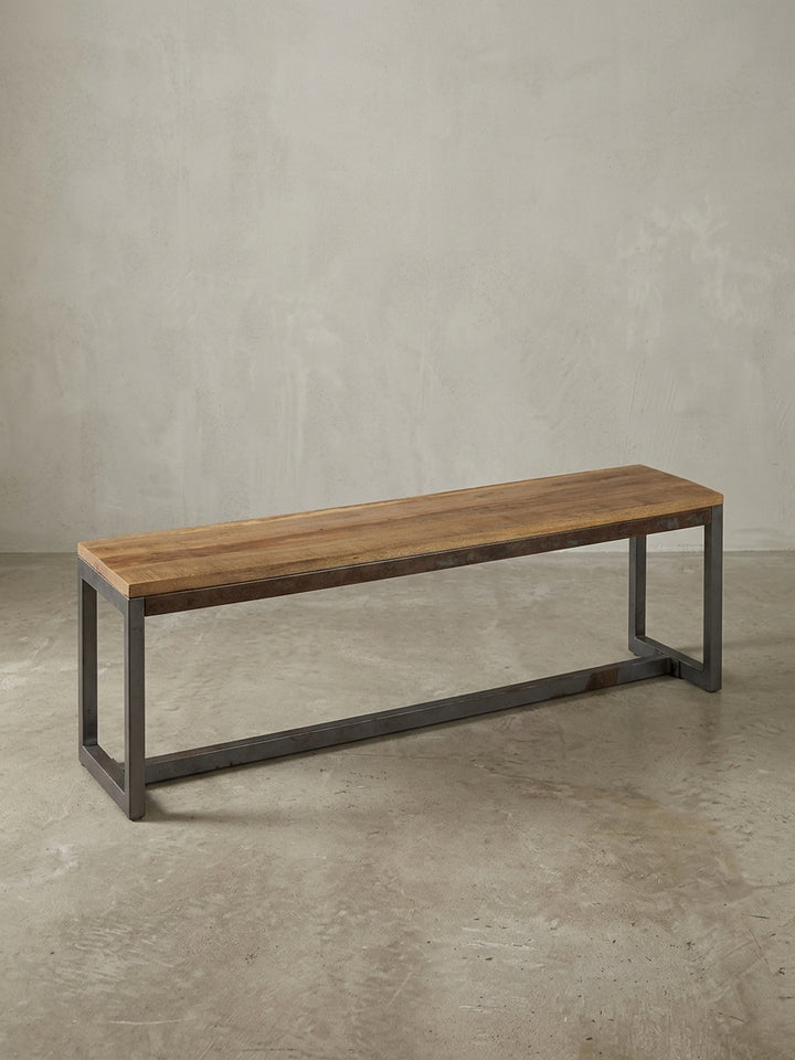 Seitenansicht der Küchenbank, die das minimalistische, rechteckige Design des Metallgestells und die Stärke der 3 cm dicken Massivholzplatte zeigt._