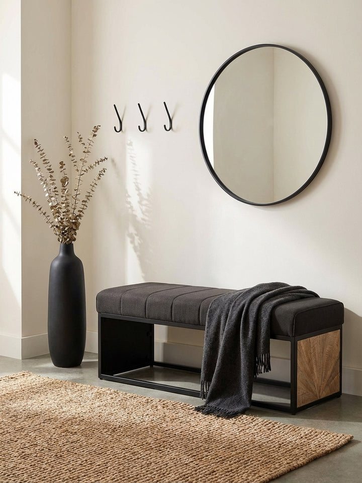 Design-Sitzbank 105x40 cm von oben in einer eleganten Diele, die das Zusammenspiel von Mangoholz und Metallgestell eindrucksvoll zeigt._