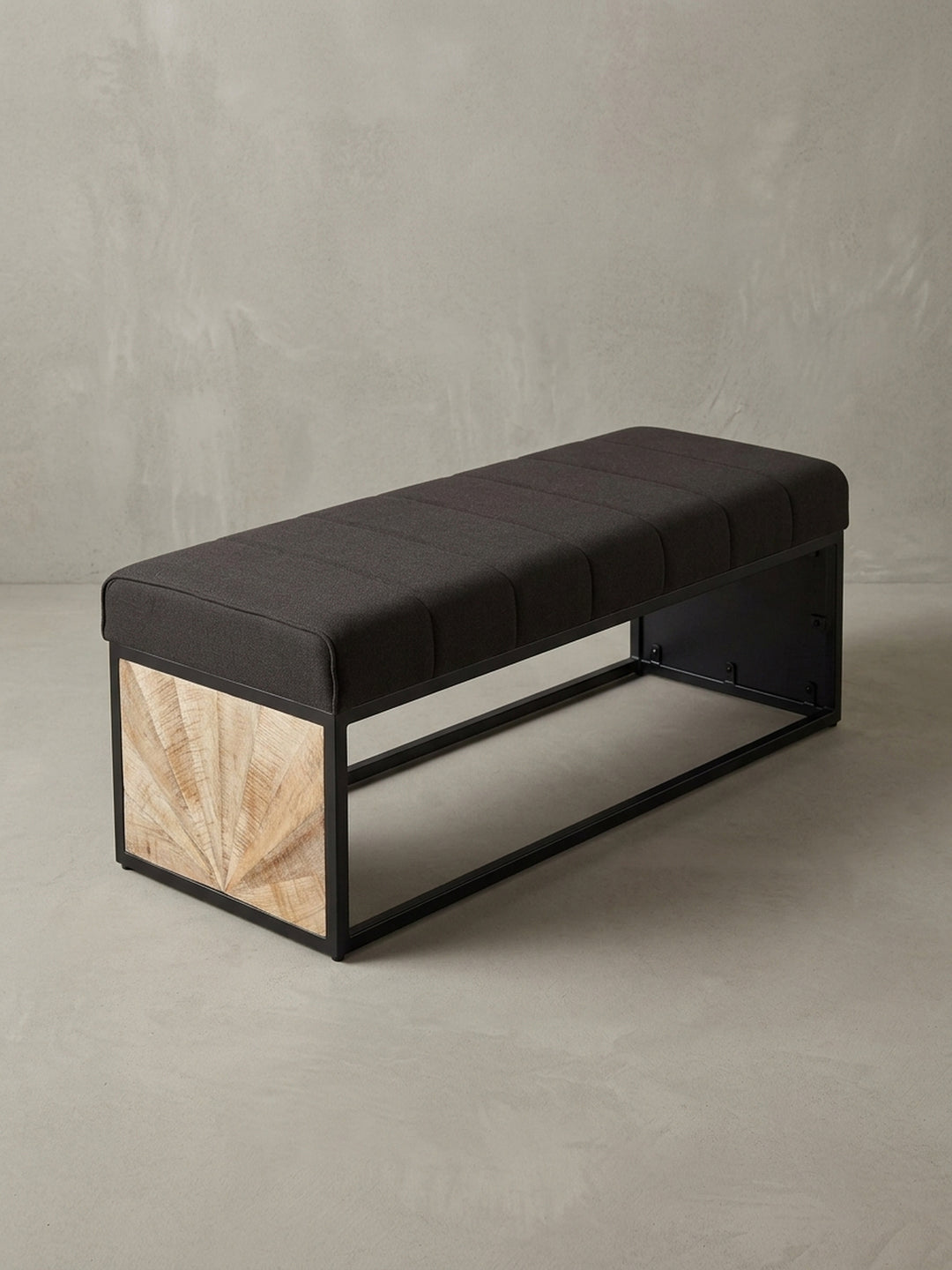 Alternative Perspektive der Bettbank für das Schlafzimmer, die den Kontrast zwischen dem warmen Holz und dem kühlen, schwarzen Metallrahmen betont._