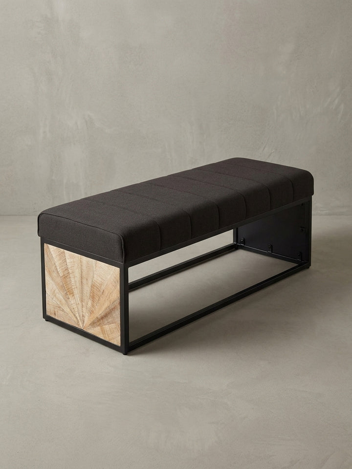 Alternative Perspektive der Bettbank für das Schlafzimmer, die den Kontrast zwischen dem warmen Holz und dem kühlen, schwarzen Metallrahmen betont._