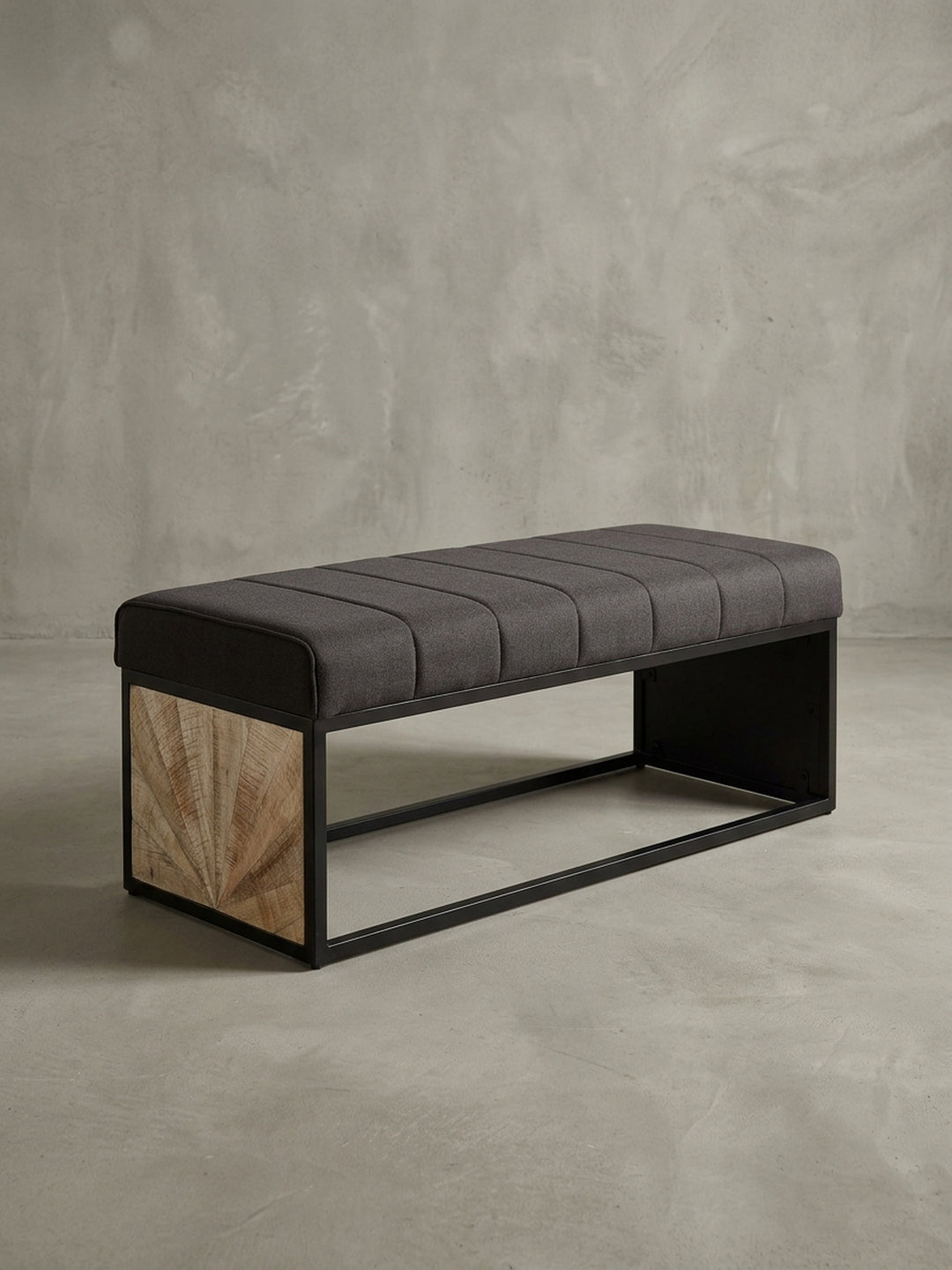 Seitenansicht der Garderobenbank, die die klaren Proportionen von 40 cm Höhe und das einzigartige Design der Holzverkleidung perfekt zeigt._