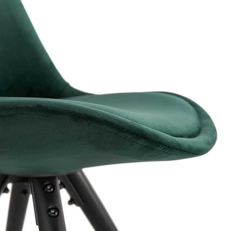 Retrosessel mit grünem Samtbezug - schwarze Holzbeine für stilvolles Design von Kadima Design_