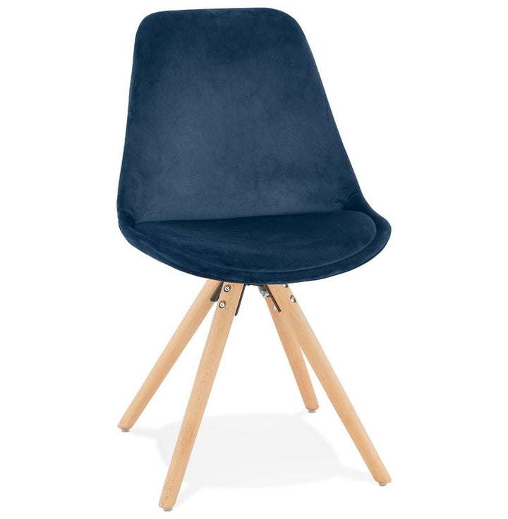 Blauer Samtstuhl mit hellen Holzbeinen - natürlicher Look für modernes Ambiente von Kadima Design_