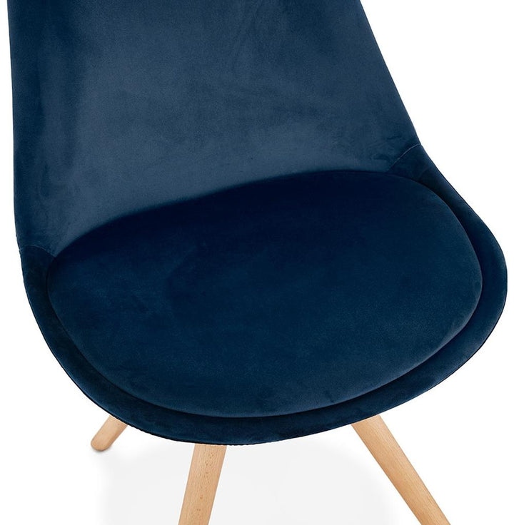Blauer Retrosessel - helle Holzbeine mit 44 cm Sitzbreite von Kadima Design_