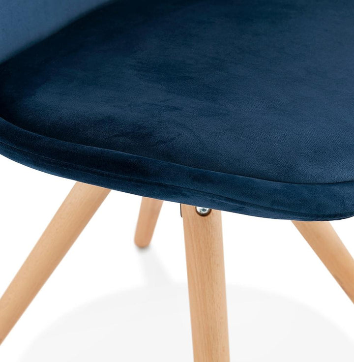Samtgepolsterter Stuhl in Blau - 40 cm Sitztiefe mit hellem Gestell von Kadima Design_