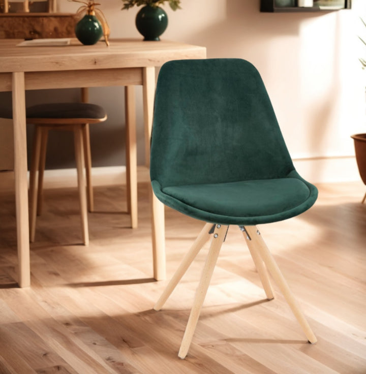 Samtgepolsterter Stuhl in Grün - skandinavischer Stil mit Naturholz von Kadima Design_