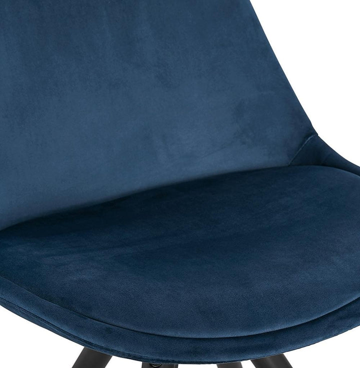 Samtgepolsterter Stuhl in Blau - 44 cm Sitzbreite - ergonomische Form von Kadima Design_