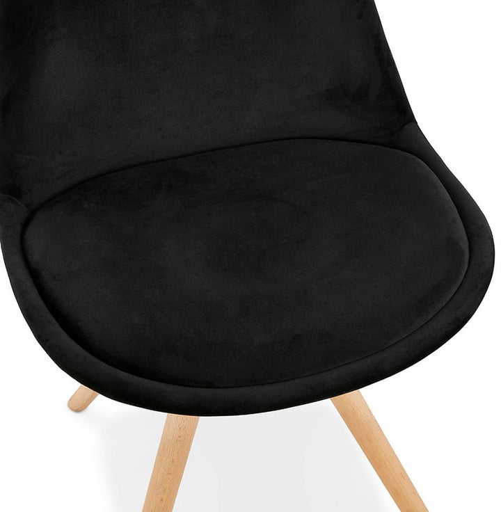Schwarzer Retrosessel - helle Holzbeine und 44 cm Sitzbreite von Kadima Design_