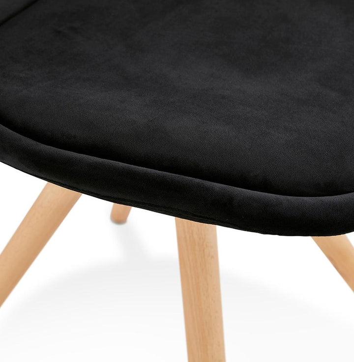 Samtgepolsterter Stuhl in Schwarz - 40 cm Sitztiefe mit hellem Gestell von Kadima Design_