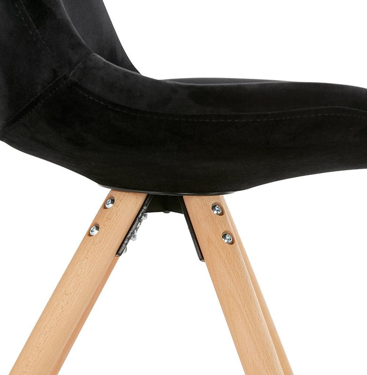 Polstersessel Schwarz - ergonomische Form mit hellen Buchenholzbeinen von Kadima Design_