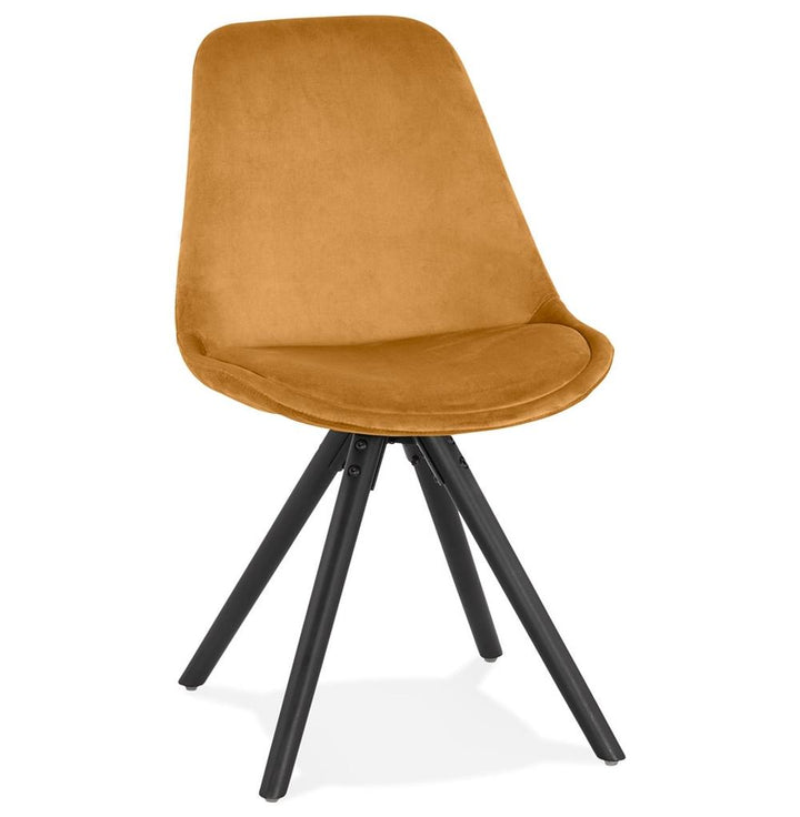 Senfgelber Samtstuhl mit schwarzen Holzbeinen - trendiges Design für modernes Wohnen von Kadima Design_
