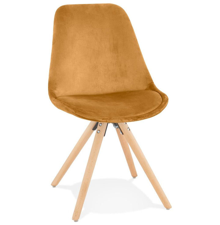 Senfgelber Samtstuhl mit hellem Holzgestell - warmes Design für gemütliches Wohnen von Kadima Design_