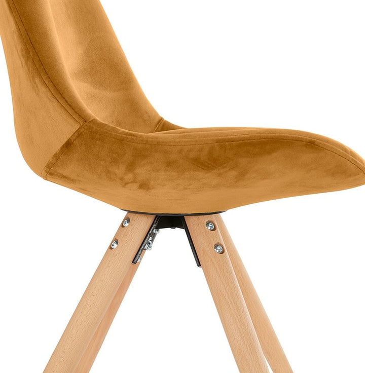 Samtgepolsterter Stuhl in Senfgelb - 40 cm Sitztiefe mit hellem Gestell von Kadima Design_