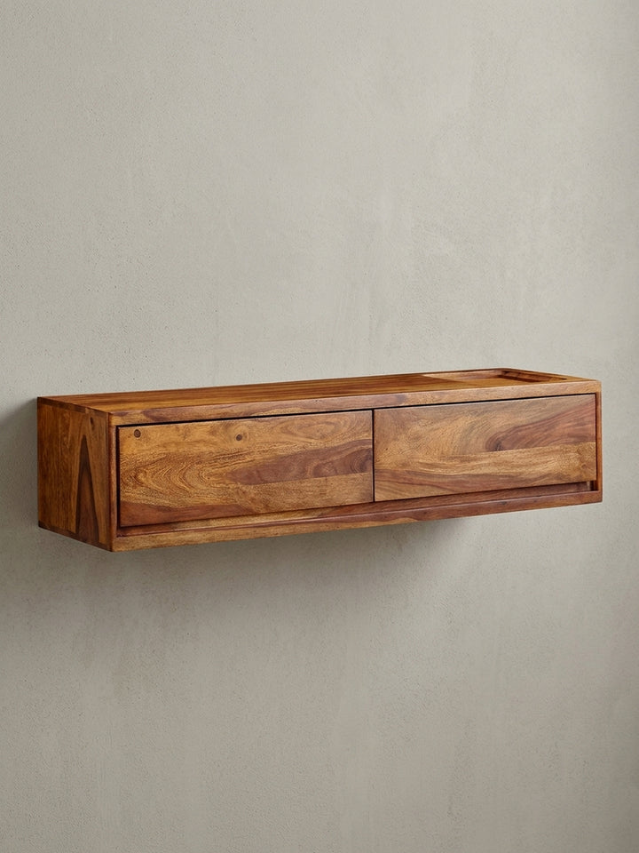 Freigestellte Frontansicht des wandhängenden TV-Lowboards aus Sheesham-Massivholz in Braun, das klare, grifflose Design der zwei Schubladen zeigend._