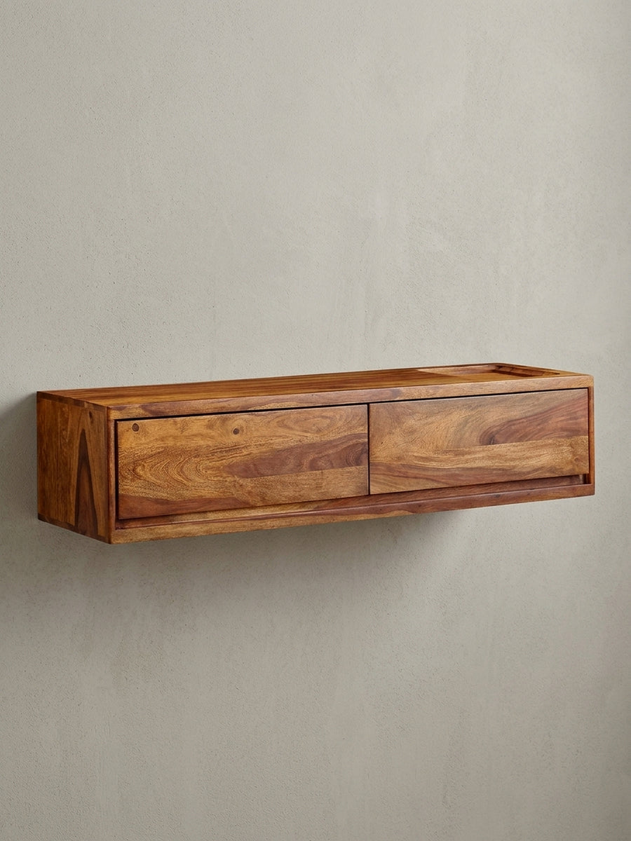 Freigestellte Frontansicht des wandhängenden TV-Lowboards aus Sheesham-Massivholz in Braun, das klare, grifflose Design der zwei Schubladen zeigend._