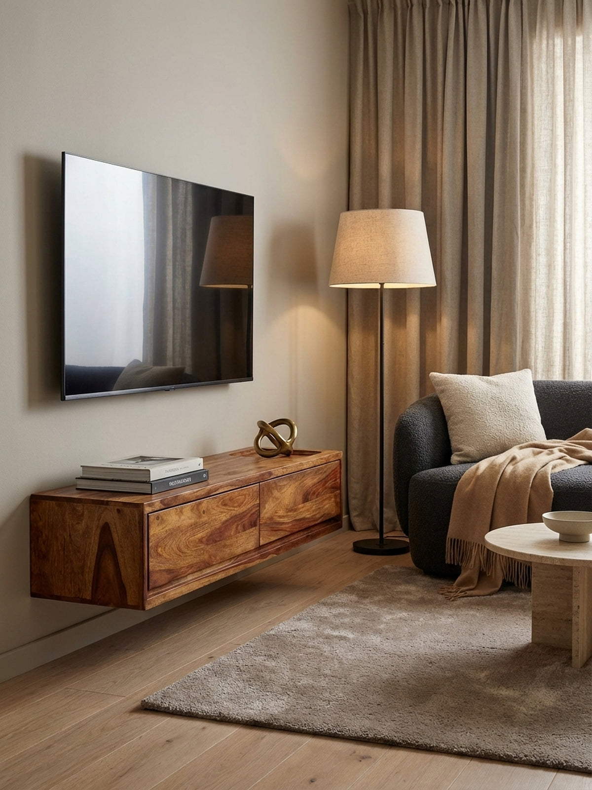 Modernes hängendes Lowboard aus massivem Sheesham-Holz, stilvoll in einem hellen Wohnzimmer unter einem Fernseher an einer texturierten Wand montiert.