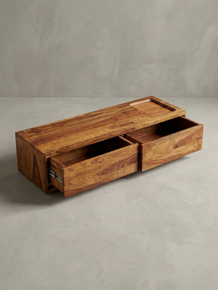 Perspektivische Ansicht des hängenden Sideboards aus Echtholz, die die eingearbeitete Ablagevertiefung auf der Oberseite für Zubehör hervorhebt._