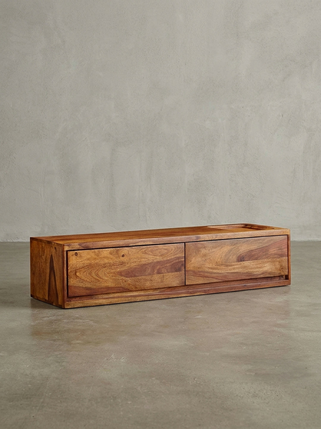 Das Design-Fernsehmöbel aus Sheesham-Holz in der Gesamtübersicht, perfekt als hängender Fernsehschrank für ein modernes und natürliches Ambiente._