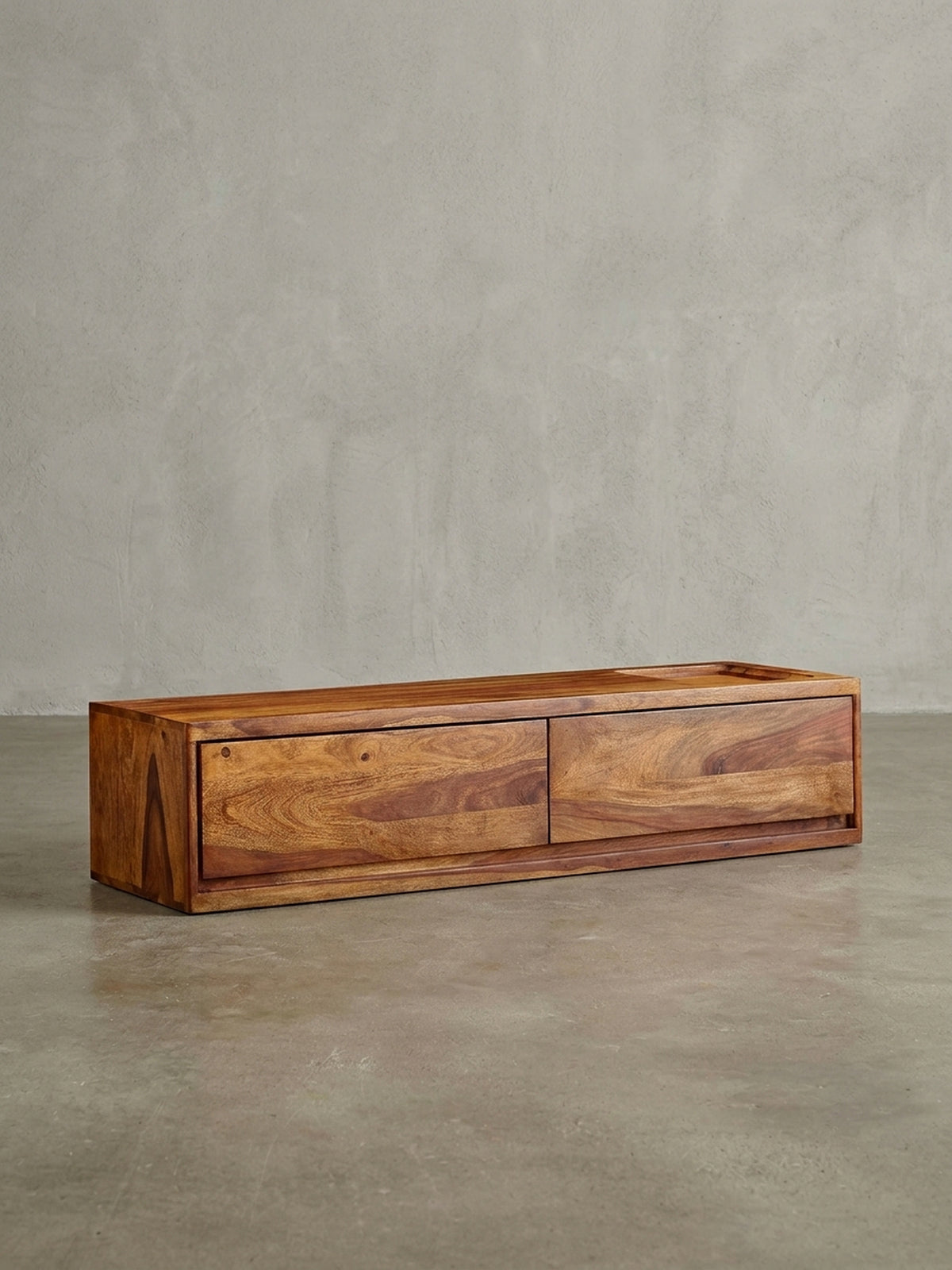 Das Design-Fernsehmöbel aus Sheesham-Holz in der Gesamtübersicht, perfekt als hängender Fernsehschrank für ein modernes und natürliches Ambiente.