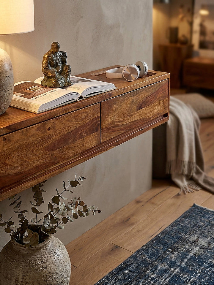Lowboards aus Sheesham Massivholz braun im Schlafzimmer dekoriert mit Wohnaccessoires auf Solid wool in warm sand or taupe with a_