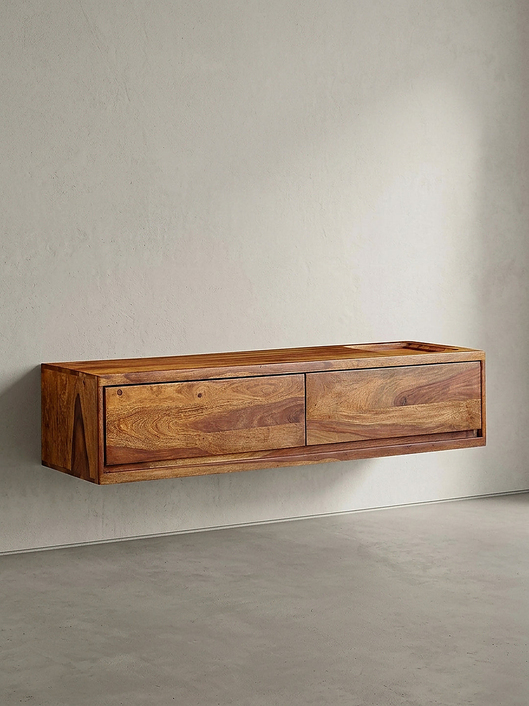 Lowboards Sheesham Massivholz braun im 3/4-Profil mit klarer Designsprache mit Schublade und Ablagefach_
