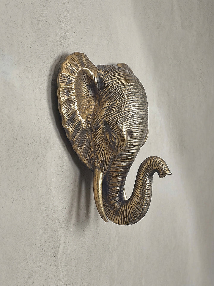 Makro-Fokus auf die Augenpartie der Wandskulptur aus Metall, die das kunstvolle Design der anspruchsvollen Inneneinrichtung unterstreicht._
