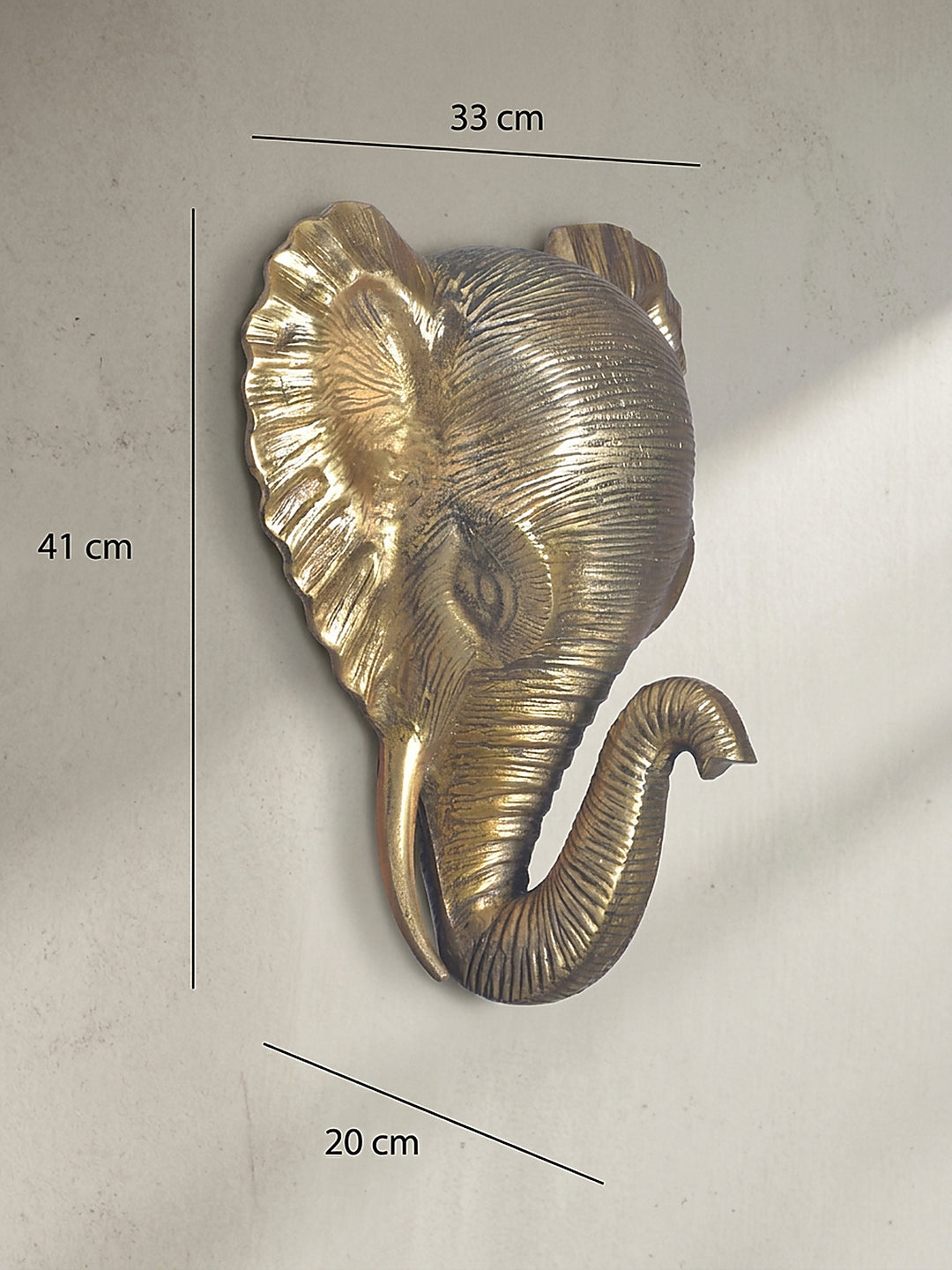 Technische Bemaßung der goldenen Elefanten-Wanddeko mit exakten Angaben von 33 cm Breite und 41 cm Höhe für die Raumplanung._