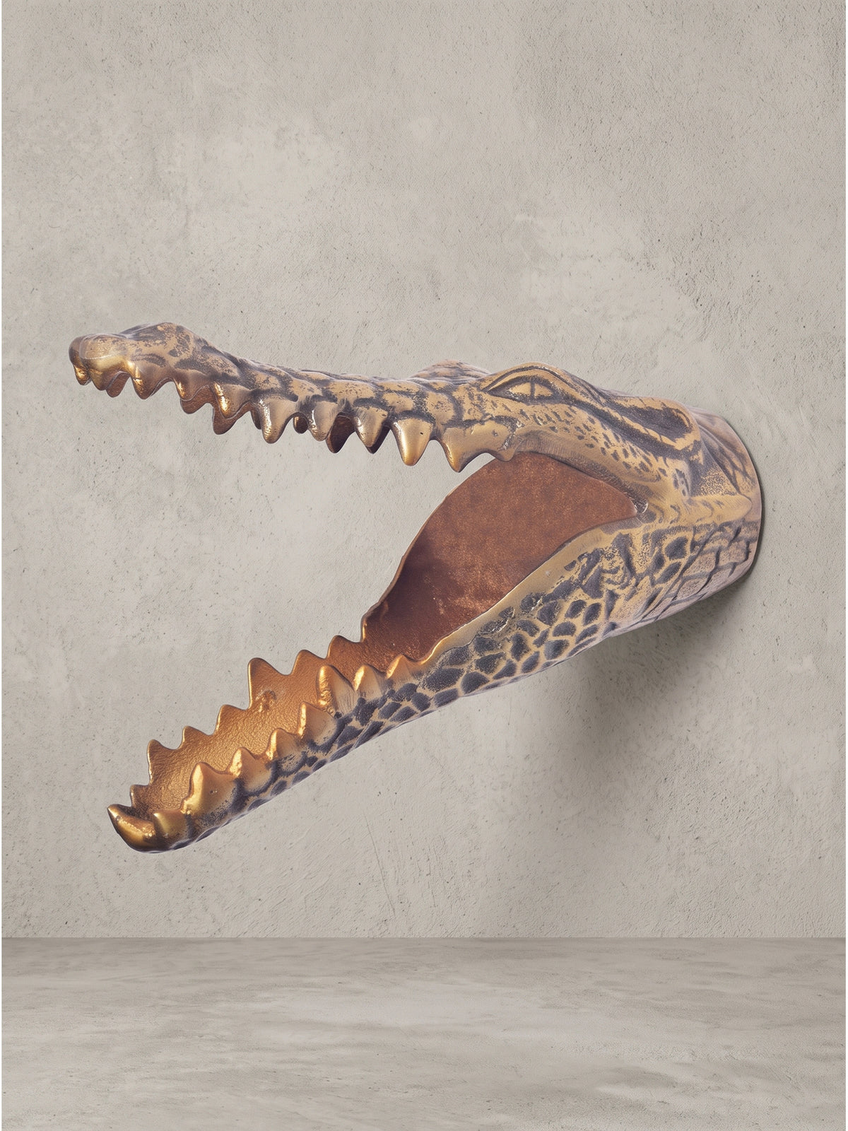 Seitenprofil der extravaganten Wanddeko Krokodil aus Metall in Gold, 14x31x20 cm groß, mit weit aufgerissenem Maul