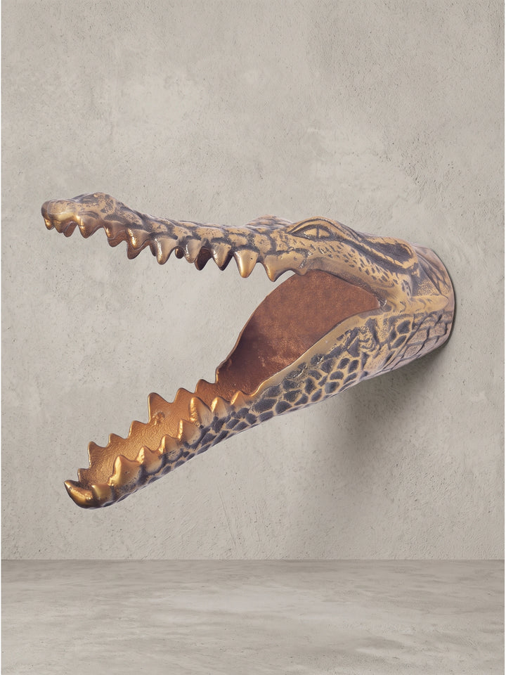 Seitenprofil der extravaganten Wanddeko Krokodil aus Metall in Gold, 14x31x20 cm groß, mit weit aufgerissenem Maul_