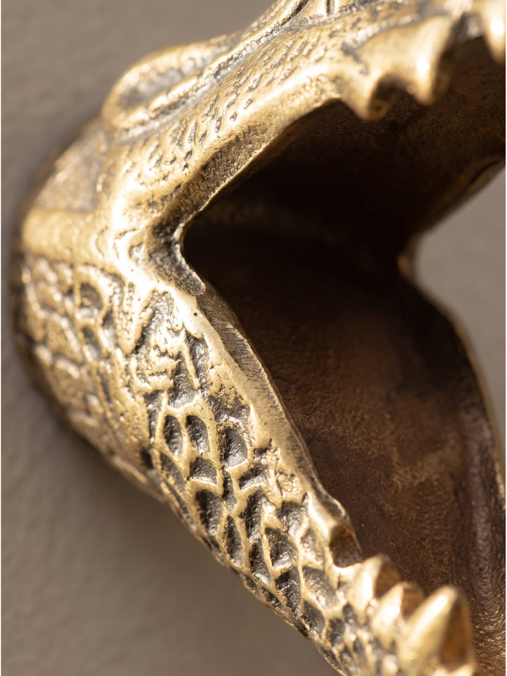 Nahaufnahme der strukturierten Oberfläche der Krokodil Wandskulptur aus goldfarbenem Aluminium mit detailreichen Schuppen und antikem Finish_