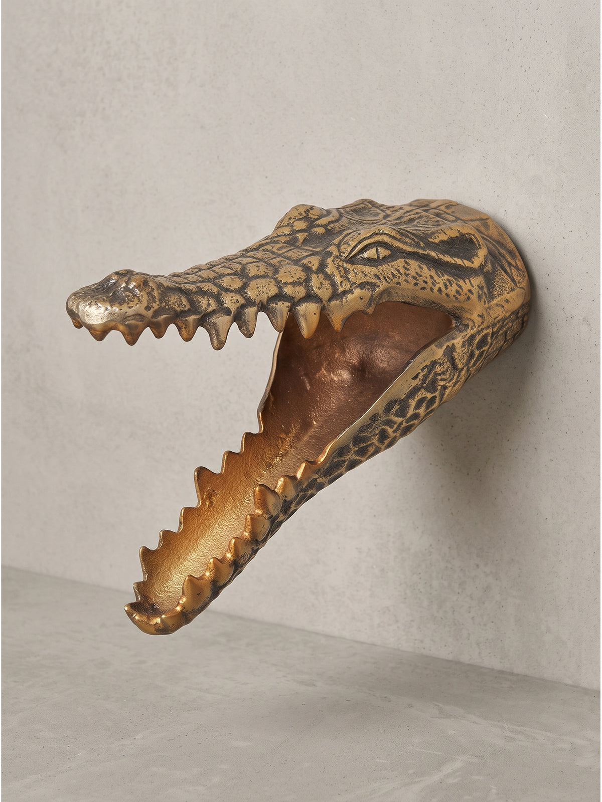 Profilansicht der goldenen Krokodil Wanddekoration aus massivem Aluminium mit detailreicher Oberflächenstruktur von der rechten Seite_