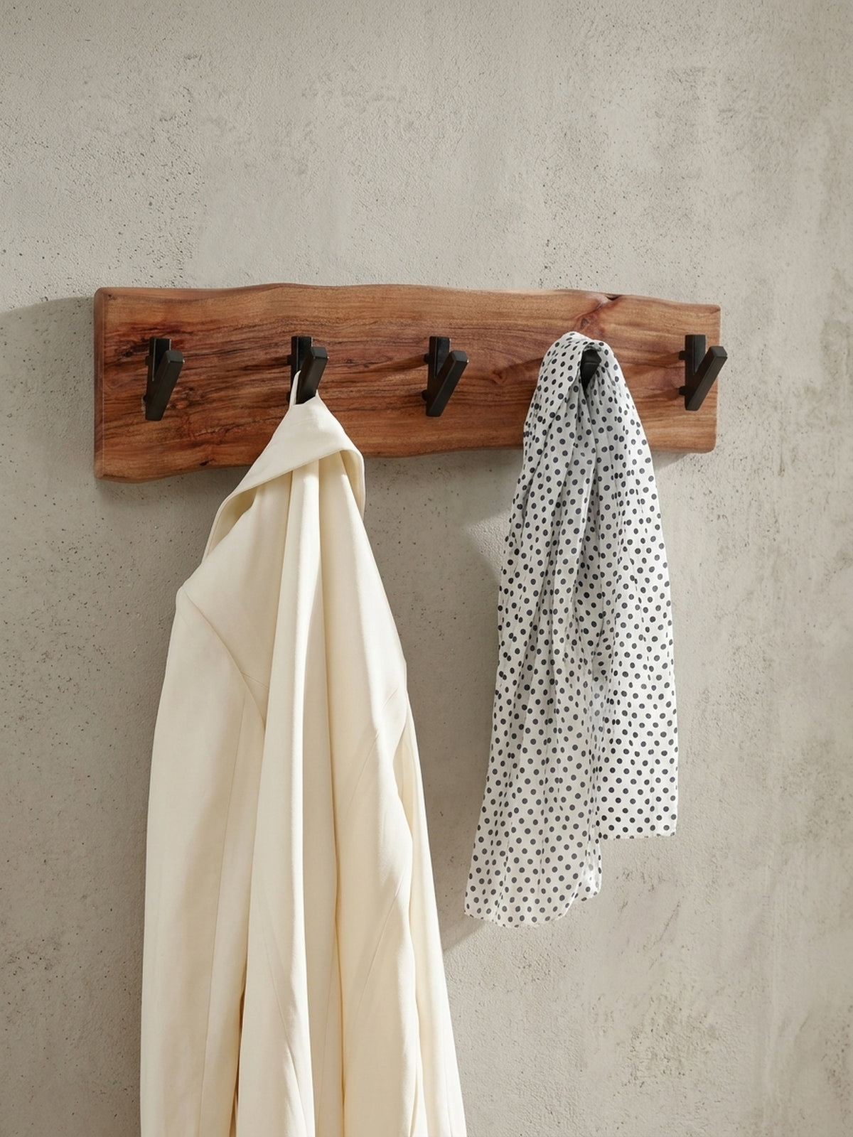 Seitenansicht der Flurgarderobe, die die Materialstärke von 2,5 cm des Akazienholzes und den 9 cm Wandabstand der stabilen Haken zeigt.
