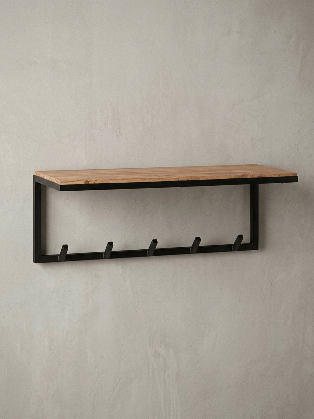 Kompakte Wandgarderobe aus Akazie Massivholz als Gesamtübersicht. Das funktionale Design mit Hakenleiste und Ablage für den Eingangsbereich._