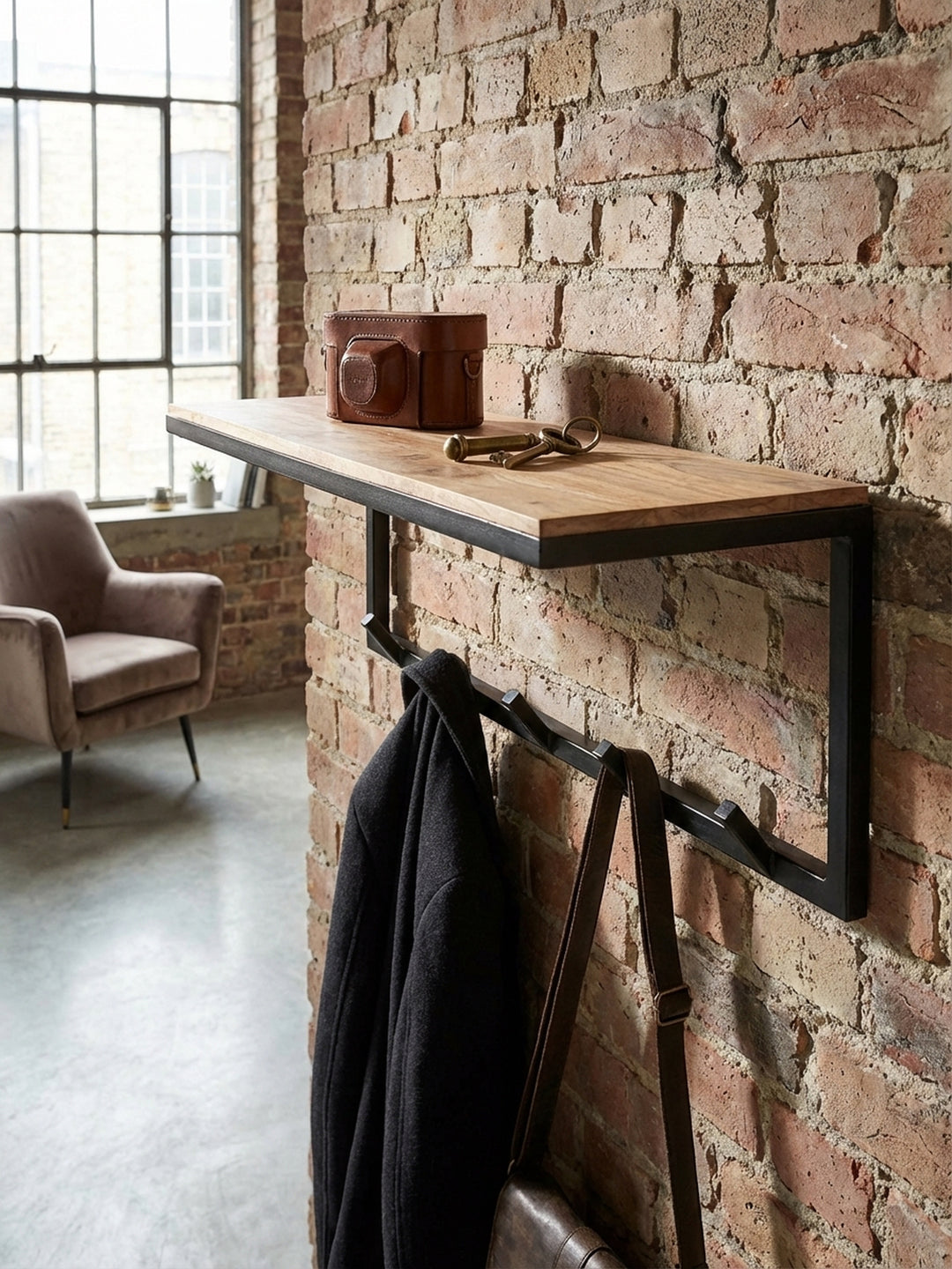 Detailaufnahme der Maserung des Akazie Massivholzes der Wandgarderobe. Die natürliche Holzstruktur und die klare Lackierung sind deutlich sichtbar._