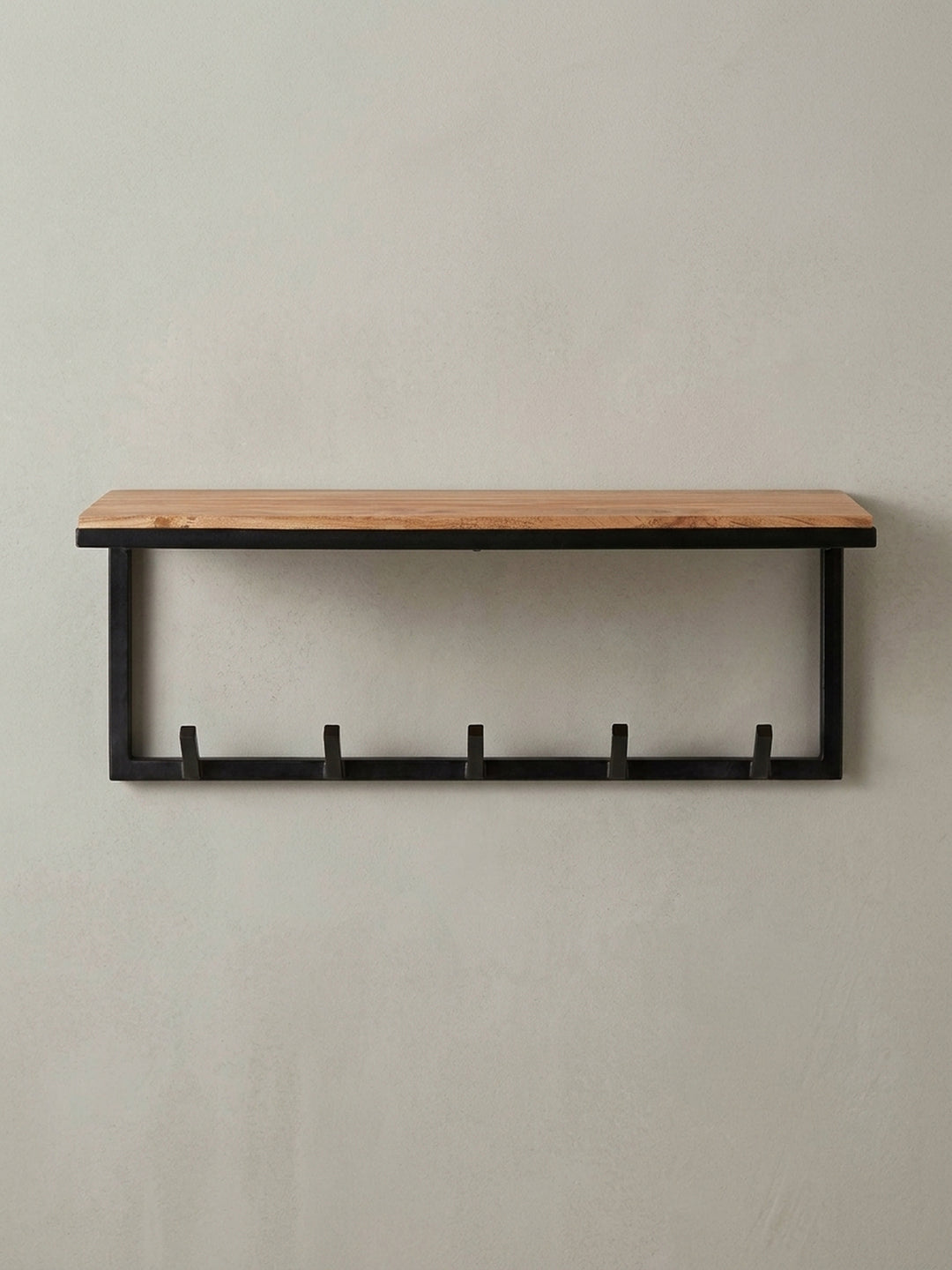Frontansicht der Design Wandgarderobe aus Akazie und Metall auf weißem Hintergrund. Die klaren Linien und die fünf Haken sind gut erkennbar._