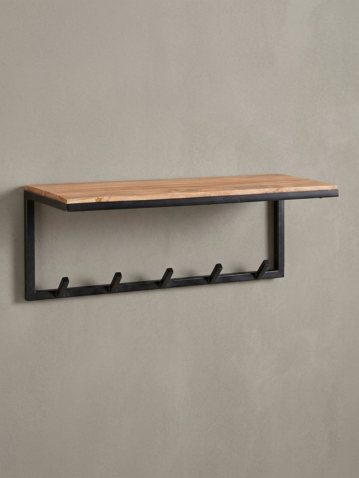 70 cm breite Wandgarderobe in der 3/4-Ansicht. Die Tiefe der 30 cm Holzablage und die robuste Konstruktion aus pulverbeschichtetem Eisen werden gezeigt._