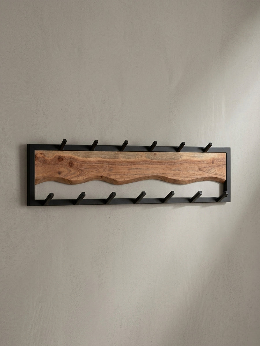 Schrägansicht der 80 cm breiten Hakenleiste aus massivem Akazienholz, deren einzigartiges Wellendesign Tiefe und Charakter verleiht._