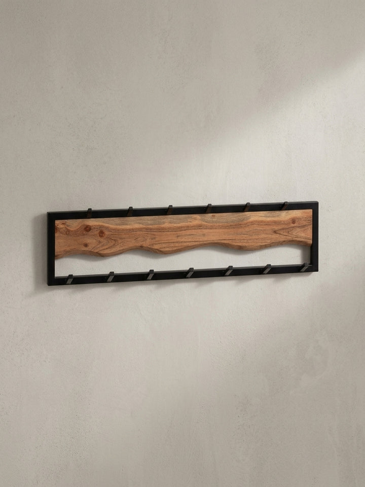 Seitenprofil der schmalen Wandgarderobe, das die Tiefe von 8 cm und die stabile Konstruktion aus Holz und Eisen verdeutlicht._