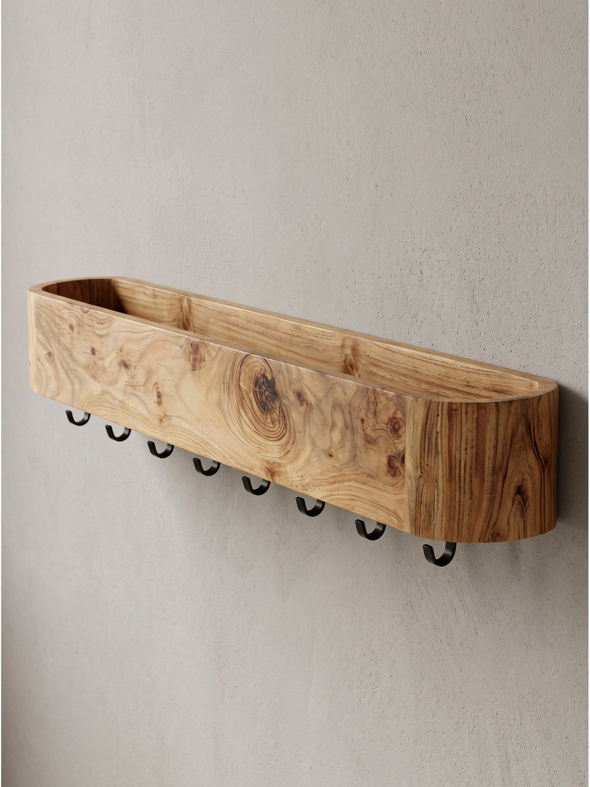 Hängegarderobe Holz Flur von schräg vorne zeigt das hohle Design und die Anordnung der sieben schwarzen Kleiderhaken